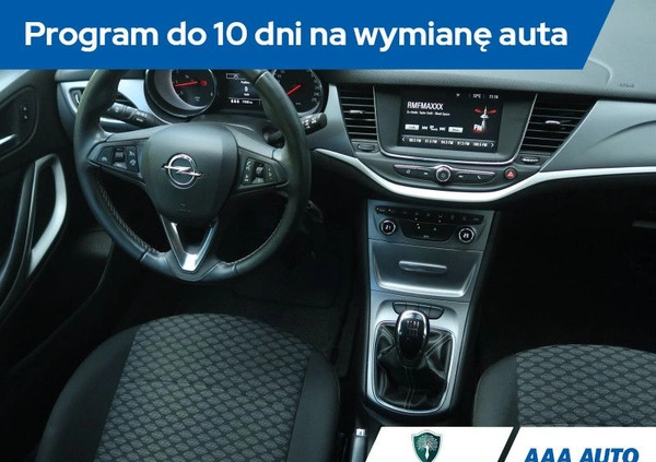 Opel Astra cena 53000 przebieg: 77026, rok produkcji 2017 z Dynów małe 277